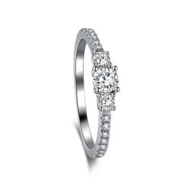 High-Quality 925 Sterling Silver Ring with Sparkling Zirconia – Ideal Gift for Loved Ones